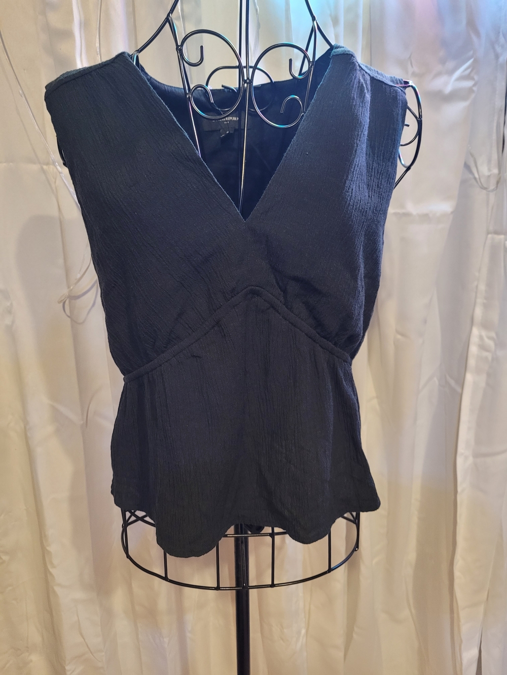 Banana Republic Black V-Neck Textured Sleeveless Camisole